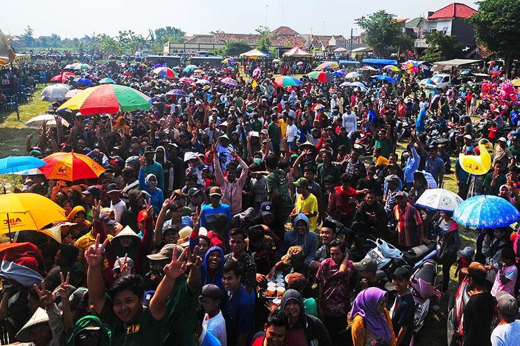 Foto dirilis Minggu (8/12/2019), memperlihatkan warga menyaksikan perhitungan suara pada pemilihan kepala desa (Pilkades) serentak di Kudus, Jawa Tengah. Pesta demokrasi Pilkades Serentak 2019 berlangsung di sejumlah daerah di Indonesia, salah satunya di Kudus yang diikuti sebanyak 115 desa dari 9 kecamatan dengan 286 kontestan.