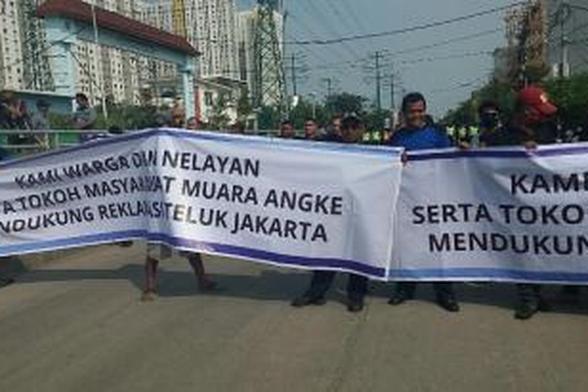 Sejumlah warga membentangkan spanduk yang berisi dukungan dilakukannya reklamasi Teluk Jakarta pada Rabu (2/12/2015)