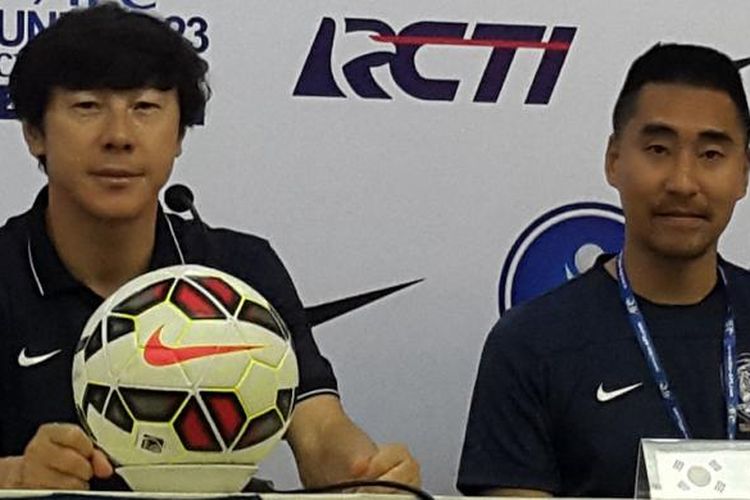 Pelatih Timnas Korea Selatan U-23, Shin Tae Yong (kiri) menjalani sesi konferensi pers usai laga kontra Timor Leste U-23 di Kualifikasi Piala AFC U-23, Minggu (29/3/2015)