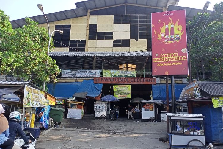 Pasa Cimol Gede Bage Kota Bandung, ditutup sementara oleh para pedagang akibat adanya larangan berjualan pakaian bekas impor oleh pemerintah pusat