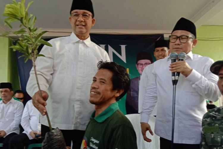 Pasangan Bacapres - Bacawapres, Anies Baswedan - Muhaimin Iskandar, saat melakukan safari politik di Pesantren Manbaul Ma’arif Denanyar, Kabupaten Jombang, Jawa Timur, Jumat (29/9/2023).