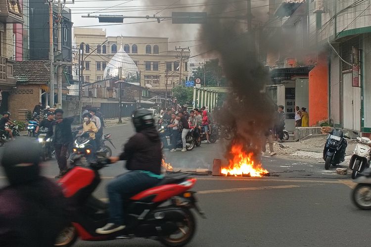 Jalan Kejaksaan Medan Lumpuh Total, Aksi Massa Demo DPRD Sumut Ricuh Bakar Ban