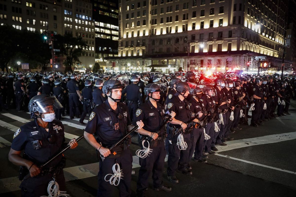 Para personel Departemen Kepolisian New York (NYPD) membentuk formasi dalam membendung massa demo George Floyd di Fifth Avenue, New York, Amerika Serikat, 4 Juni 2020.