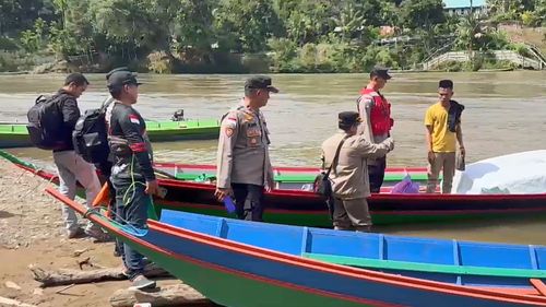 Dengan Ketinting, Logistik Pilkada Sampai di Perbatasan Malaysia