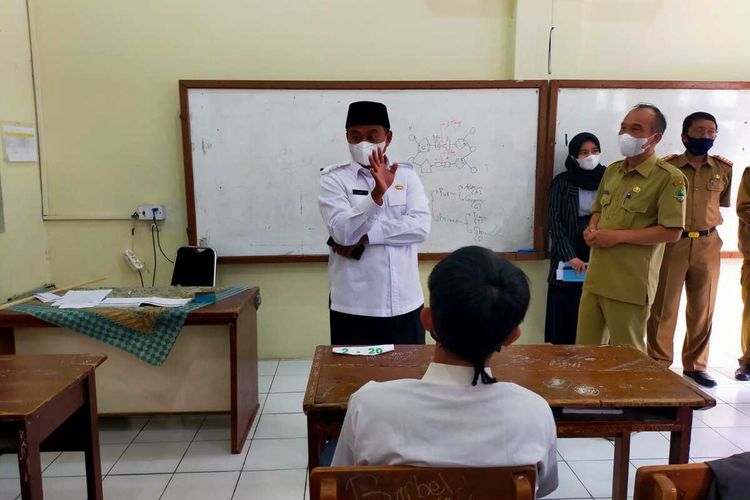 Wakil Gubernur Jawa Barat Uu Ruzhanul Ulum, meninjau sekolah menengah atas unggulan di Kota Tasikmalaya selama masa PTM terbatas saat pandemi Covid-19, Senin (21/9/2021).