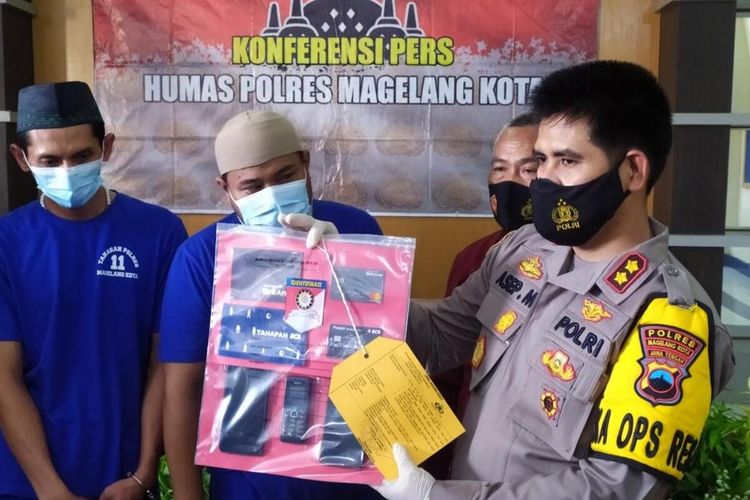 Dua pria asal Kabupaten Jember, Jawa Timur, ditahan oleh aparat Polres Magelang Kota, Jawa Tengah, atas dugaan tindak pidana penipuan dengan modus menjual kacang hijau. Mereka adalah AS alias Achmad (39) dan AW alias Farel (35)