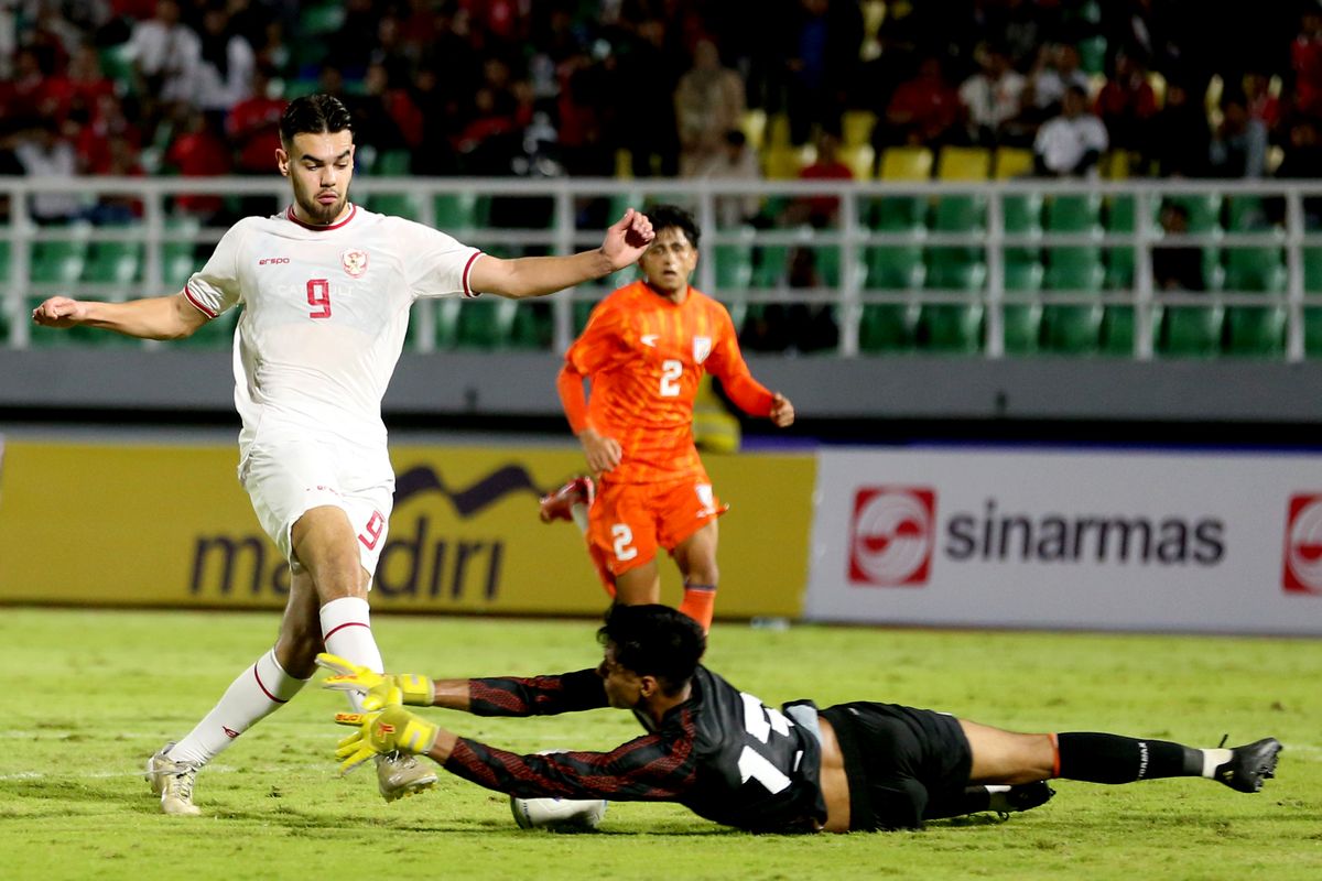 Tendangan pemain Timnas U20 Indonesia Jens Raven dihalau penjaga gawang India pada laga ketiga turnamen internasional U20 Challenge Series 2025 yang berakhir dengan skor 4-0 di Stadion Gelora Delta Sidoarjo, Kamis (30/1/2025) malam.