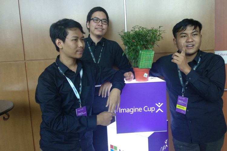ahasiswa asal Institut Teknologi Bandung (ITB) Febi Ifdillah, Ahmad Ghifari, dan Harry Kefas di kompetisi Imagine Cup 2018 yang diselenggarakan Microsoft di Kuala Lumpur, Malaysia, Rabu (5/4/2018).