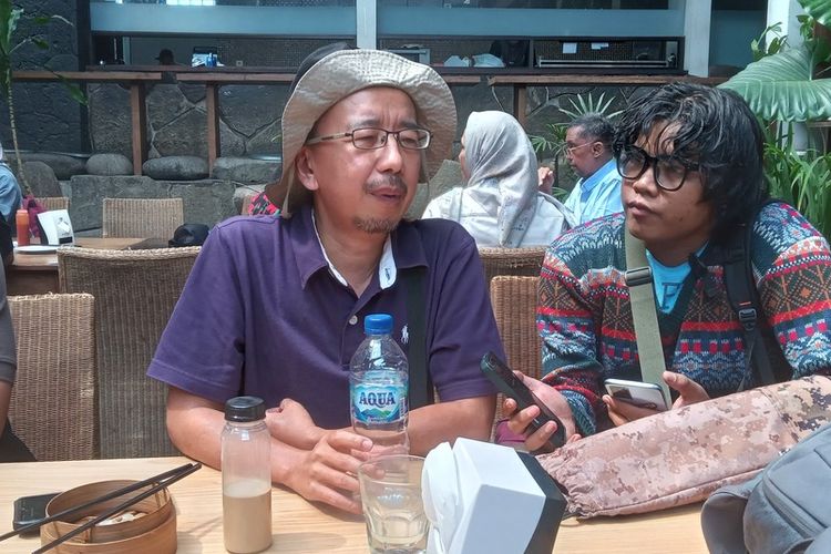 Humas Bandung Zoo YMT sulhan Syafii tegah menjelaskan kondisi bandung zoo, saat konferensi pers di Kota Bandung, Senin (11/8/2025).