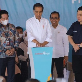Presiden Joko Widodo (Jokowi) didampingi Menteri BUMN Erick Thohir dan Mensesneg Pratikno meluncurkan Kartu Tani Digital dan secara simbolis menyalurkan KUR kepada masyarakat Aceh di Kabupaten Aceh Utara, Provinsi Aceh, Jumat (10/2/2023).