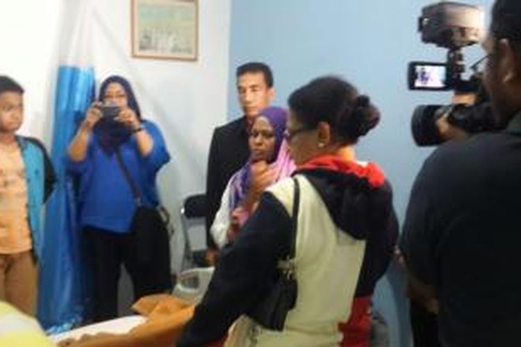 Menteri Pemberdayaan Perempuan dan Perlindungan Anak Yohana Yembise saat menyambangi bocah T, yang diduga dipukuli oknum TNI AL, RS Prikasih, Jakarta Selatan, Selasa (12/1/2016)