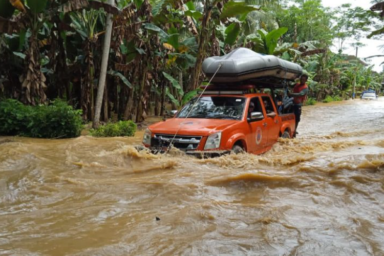 Mobil offroad menerjang banjir