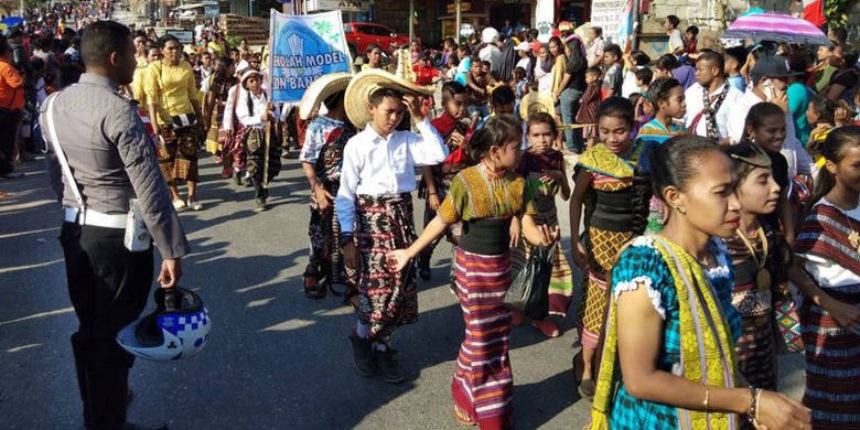 Peserta karnaval di Kabupaten Timor Tengah Utara (TTU), Nusa Tenggara Timur (NTT), Sabtu (22/9/2018) sore.
