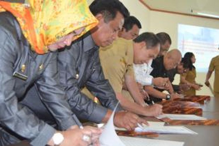 Gubernur Maluku, Said Assagaf, Direktur Gratifikasi KPK, Giri Suprapdiono dan sejumlah Bupati dan Wali Kota di Maluku menandatangani Komitmen Pengendalian Gratifikasi usai kegiatan semiloka pencegahan korupsi di Gedung Islamic Center Ambon, Rabu (19/11/2014)
