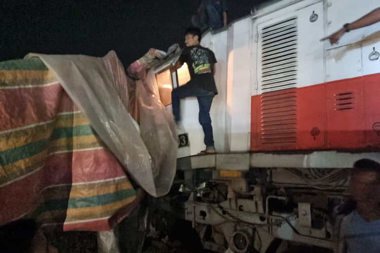 Proses evakuasi masinis KA Putri Deli karena terjepit di lokomotif yang ringsek akibat bertabrakan dengan truk di Perbaungan, Serdang Bedagai, Sumatera Utara pada Selasa (19/3/2024) 20.24 WIB.