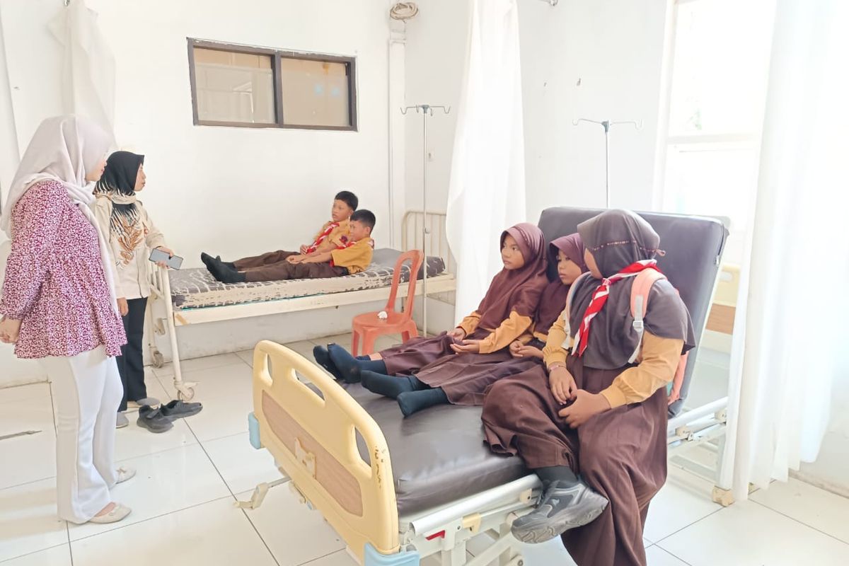 Sejumlah siswa SDN Sidomekar 05, Kecamatan Semboro, Kabupaten Jember, dilarikan ke Puskesmas usai menyantap MBG, Jumat (26/9/2025).