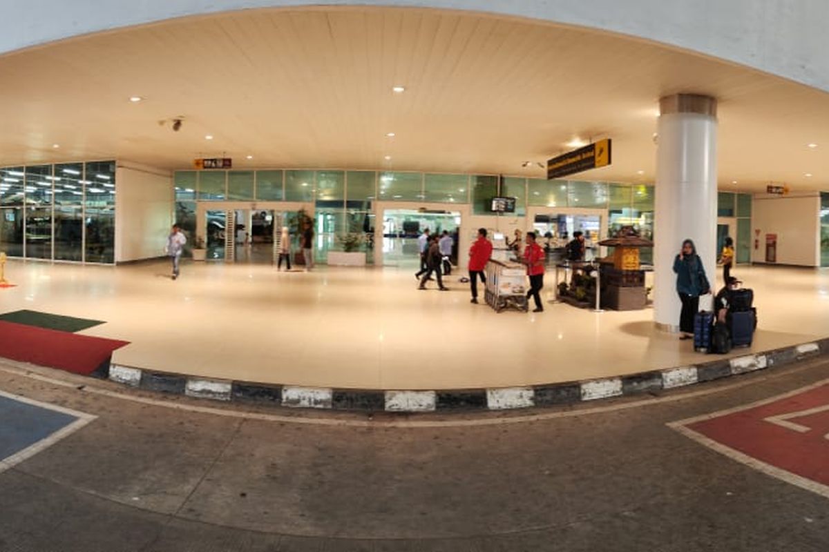 Pick Up Zone di Terminal Kedatangan Bandara Sultan Aja Muhammad Sulaiman (SAMS) Balikpapan, Kalimantan Timur
