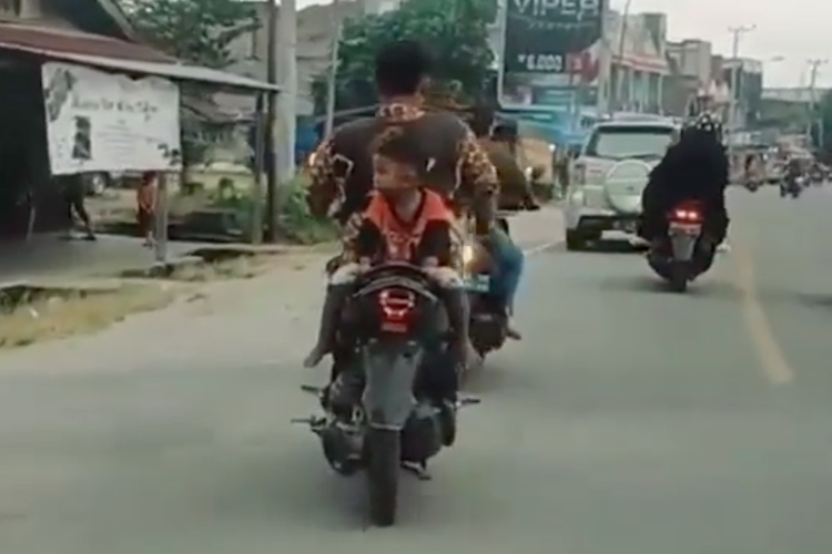 Video bonceng bocah mengahadap belakang