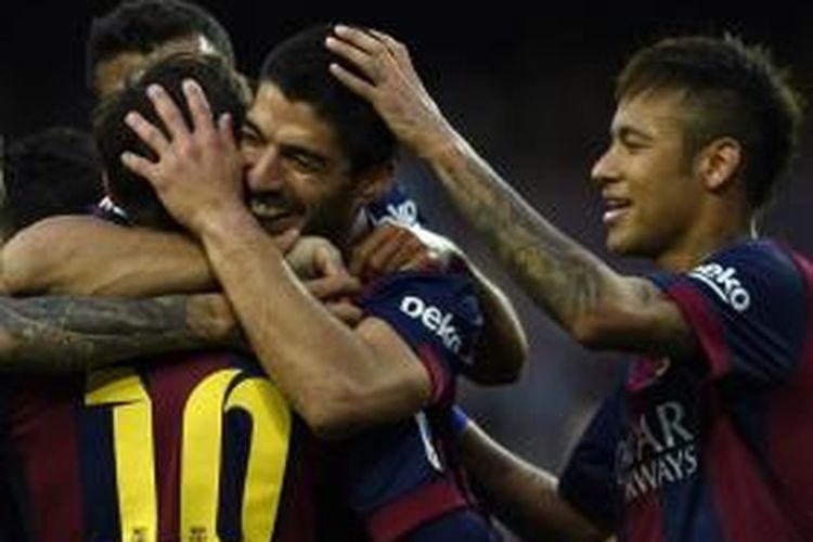 Penyerang Barcelona, Luis Suarez (tengah), Neymar (kanan), dan Lionel Messi (kiri), berselebrasi setelah mencetak gol pada pertandingan lanjutan Primera Division melawan Getafe, di Barcelona, Selasa atau Rabu (29/4/2015) dini hari WIB. 