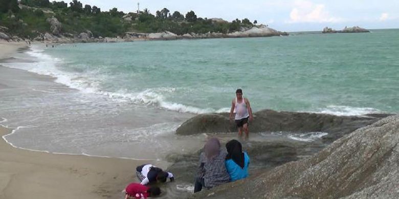 Pengunjung saat bermain di Pantai Pagoda Sungailiat, Provinsi Kepulauan Bangka Belitung. 