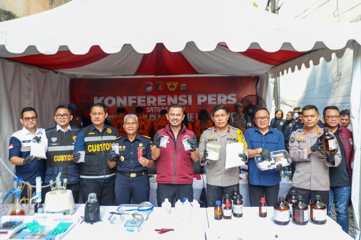 Direktur Tindak Pidana Narkoba Bareskrim Polri Brigjen Mukti Juharsa bersama jajaran terkait menggelar konferensi pers pengungkapan kasus pabrik rumahan narkoba di Medan, Sumatera Utara.