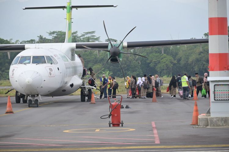 Sebanyak 48 jemaah umrah melakukan penerbangan menuju tanah suci dari Bandara Jenderal Besar Soedirman (JBS), Purbalingga, Jawa Tengah, Sabtu (26/8/2023).