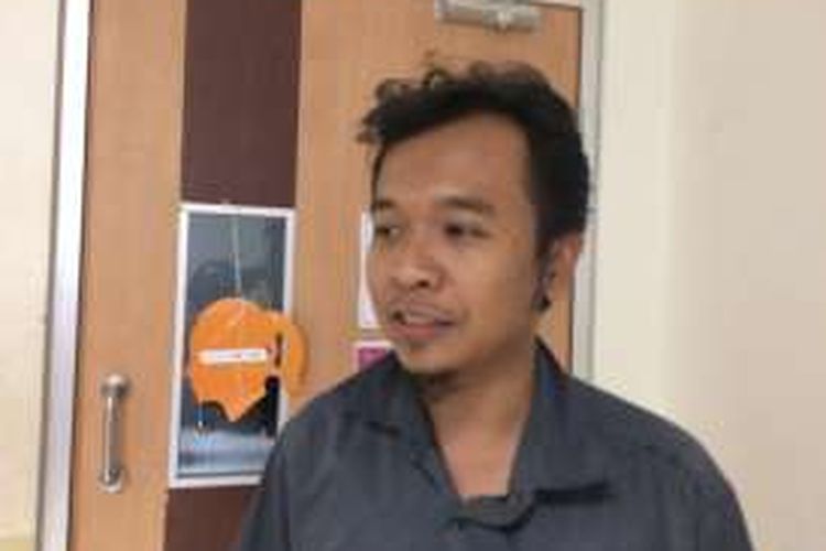 Pegiat Koalisi Anti Mafia Sumber Daya Alam, Aryanto Nugroho saat diwawancarai di Universitas Bina Nusantara, Jakarta, Selasa (29/11/2016).