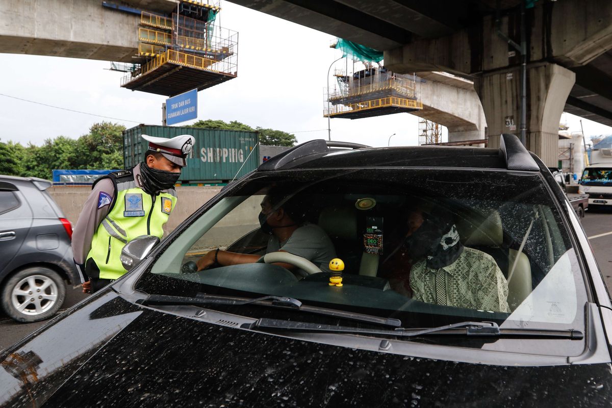 Petugas melakukan pemeriksaan di check point penyekatan pertama di ruas tol Jakarta - Cikampek Km 31, Kabupaten Bekasi, Jawa Barat, Jumat (24/4/2020). Larangan mudik mulai diberlakukan pemerintah mulai 24 April 2020 pukul 00.00 WIB untuk mencegah penyebaran Covid-19 melalui Operasi Ketupat 2020. Kendaraan pribadi baik motor atau mobil dan kendaraan umum berpenumpang dilarang keluar dari wilayah Jabodetabek.