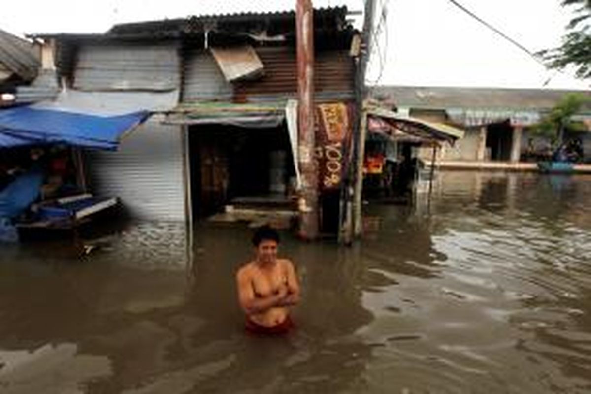 Ajir merendam Jalan Kemang Utara IX, Kelurahan Bangka, Kecamatan Mampang Prapatan, Jakarta Selatan, Rabu (29/1/2014). Hujan deras yang mengguyur Jakarta semalam mengakibatkan sejumlah wilayah di Jakarta terendam banjir. KOMPAS IMAGES/KRISTIANTO PURNOMO