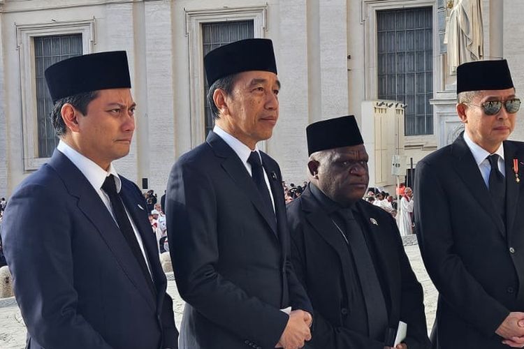 Momen Jokowi Hadiri Pemakaman Paus Fransiskus, Berdoa dan Duduk di Baris Depan