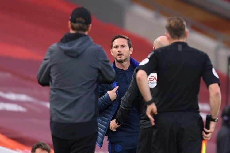 Pelatih Chelsea, Frank Lampard, saat beradu argumen dengan juru taktik Liverpool, Juergen Klopp, pada lanjutan pekan ke-37 Liga Inggris, Kamis (23/7/2020) dini hari WIB.