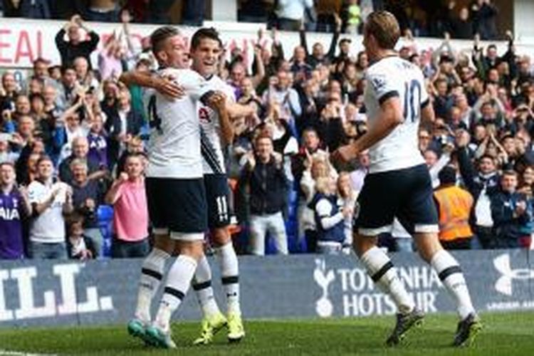 Toby Alderweireld, Erik Lamela, dan Harry Kane merayakan gol Tottenham Hotspur ke gawang Manchester City, Sabtu (26/9/2015). 