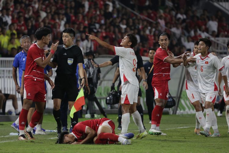 Pemain Timnas Indonesia dan Vietnam bersitegang saat pertandingan  Piala AFF U 19 di  Stadion Utama Sumatera Utara, Minggu (7/6/2026)     