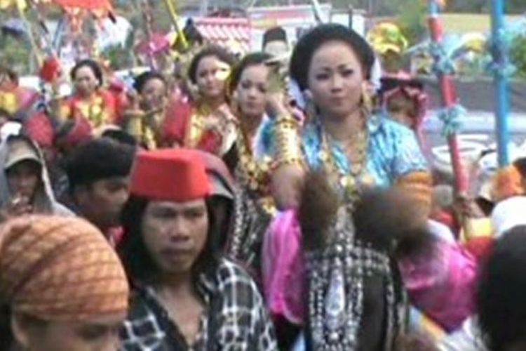 Suasana kontes kecantikan ala suku Mandar di sulawesi barat. Puluhan gadis cantik mewakili dusun dan desa mereka tampil di ajang bergengsi bagi warga suku  Mandar di Majane.