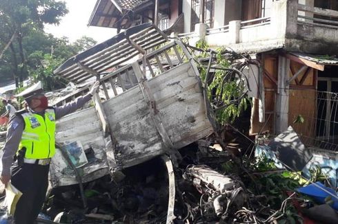 Kecelakaan Maut Jalur Gekbrong Cianjur, Truk Tronton Vs Truk, 4 Tewas