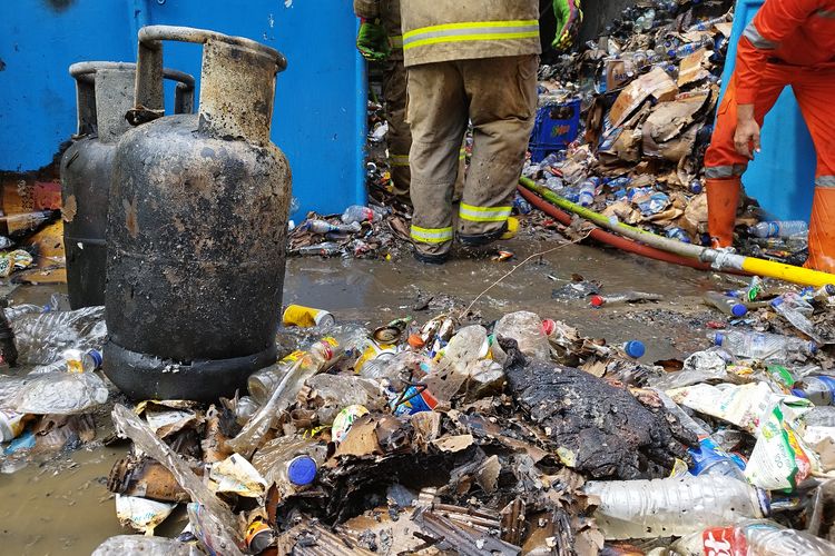 Tabung gas hangus terbakar di toko agen sembako yang terbakar di Jalan Angkasa Dalam 2 No 54 A, RT 011/RW 03, Kemayoran, Jakarta Pusat, Senin (2/10/2023). (KOMPAS.com/XENA OLIVIA)