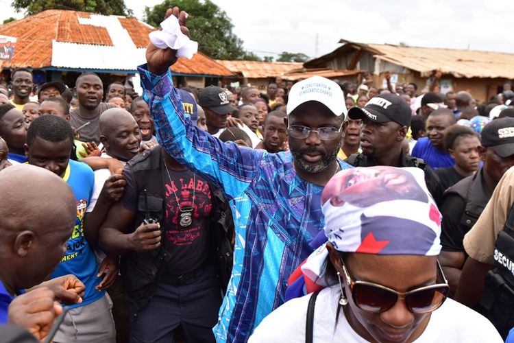 Mantan striker international Liberia yang beralih ke dunia politik, George Weah, bergabung dengan para pendukungnya saat melakukan kampanye di Monrovia pada 8 Oktober 2017, tiga hari menjelang pemilihan presiden Liberia. Liberia untuk pertama kalinya akan memilih presiden baru dalam 12 tahun setelah Ellen Johnson Sirleaf tak tergantikan selama periode itu.
