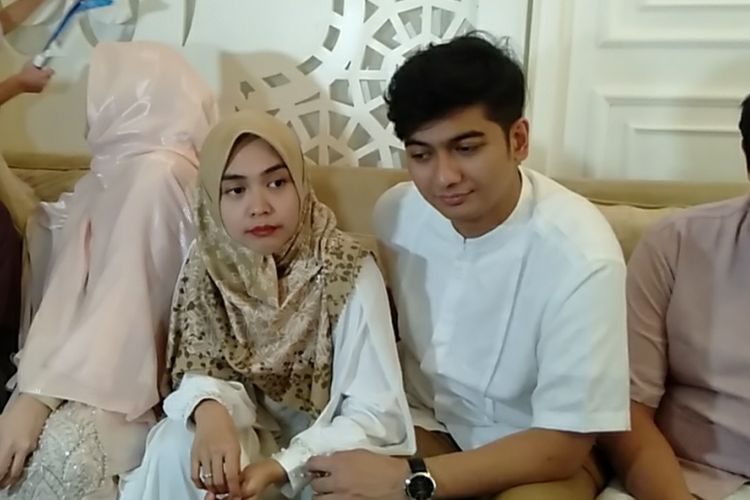 YouTuber Ria Ricis dan suaminya, Teuku Ryan merayakan Lebaran di rumah kakaknya, aktris Oki Setiana Dewi, di Bintaro, Tangerang Selatan, Sabtu (22/4/2023).
