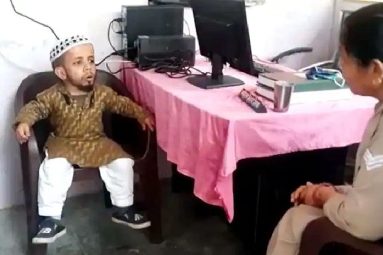 Azeem Mansoori, pria asal Uttar Pradesh, India, yang menjadi viral setelah mendatangi kantor polisi dan mencarikannya jodoh karena tingginya hanya 60 cm.