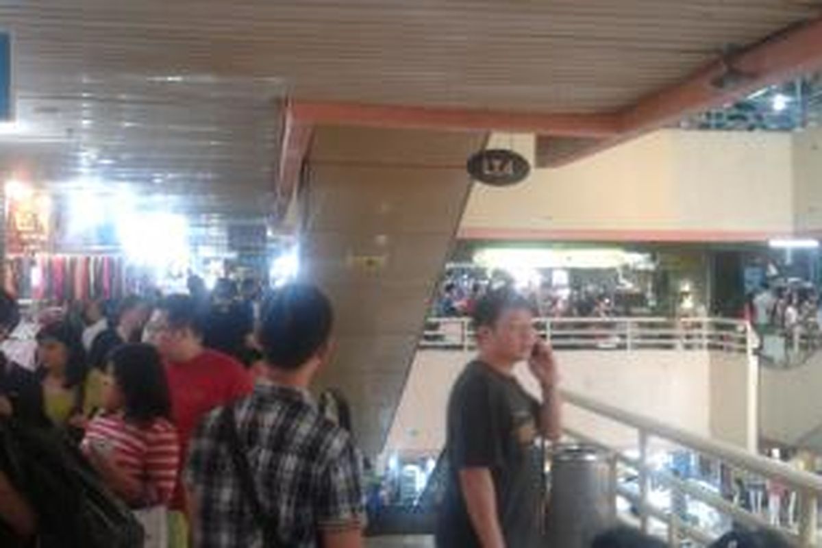 Pengunjung mulai memadati pusat perbelanjaan ITC Mangga Dua, Jakarta Utara. Padahal, sejak libur lebaran, baru hari ini ITC Mangga Dua kembali dibuka, Rabu (30/7/2014).