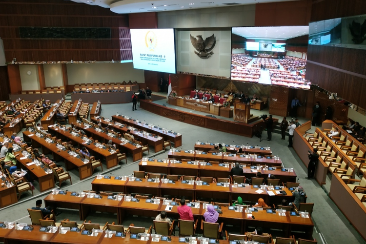 DPR RI menggelar Rapat Paripurna ke-9 Masa Persidangan II Tahun 2019-2020 di Kompleks Parlemen, Senayan, Jakarta, Senin (3/2/2020).