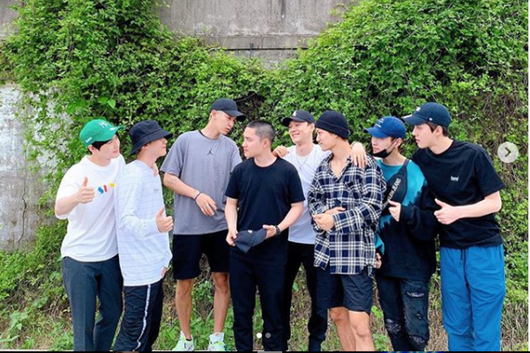 Member EXO mengantarkan Do Kyungsoo atau D.O berangkat wajib militer, Senin (1/7/2019). 