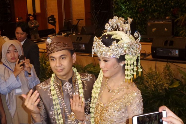 Raditya Dika dan Anissa Aziza menggelar jumpa pers pernikahannya di Ballroom Ritz Carlton, Jakarta Selatan, Sabtu (5/5/2018).