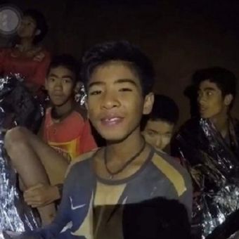 Salah seorang remaja yang terperangkap di dalam Goa Tham Luang di Chiang Rai, Thailand, sejak 23 Juni ketika menyapa keluarganya melalui rekaman yang dirilis oleh otoritas Thailand.