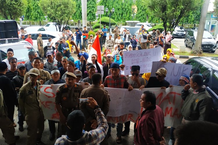 Puluhan warga Kota Bekasi yang mengatasnamakan diri sebagai Harimau Patriot menggeruduk gedung DPRD Kota Bekasi, Kamis (12/12/2019) untuk memprotes wacana integrasi Kartu Sehat berbasis Nomor Induk Kependudukan (KS-NIK) dengan BPJS Kesehatan yang berbayar.