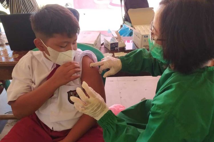 Salah seorang pelajar SD menerima vaksin dosis pertama di pendopo Lapangan Adam Malik, Rabu (5/1/2022). 