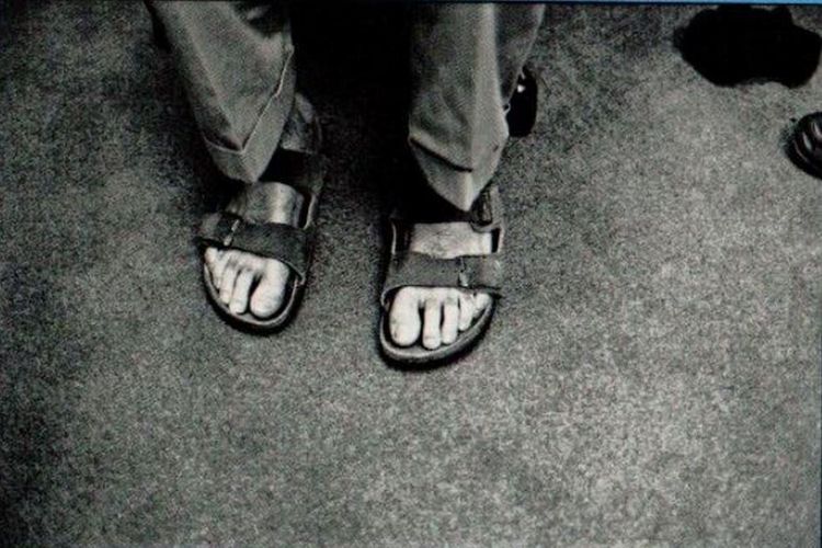 Sandal bekas pendiri Apple Steve Jobs dilelang