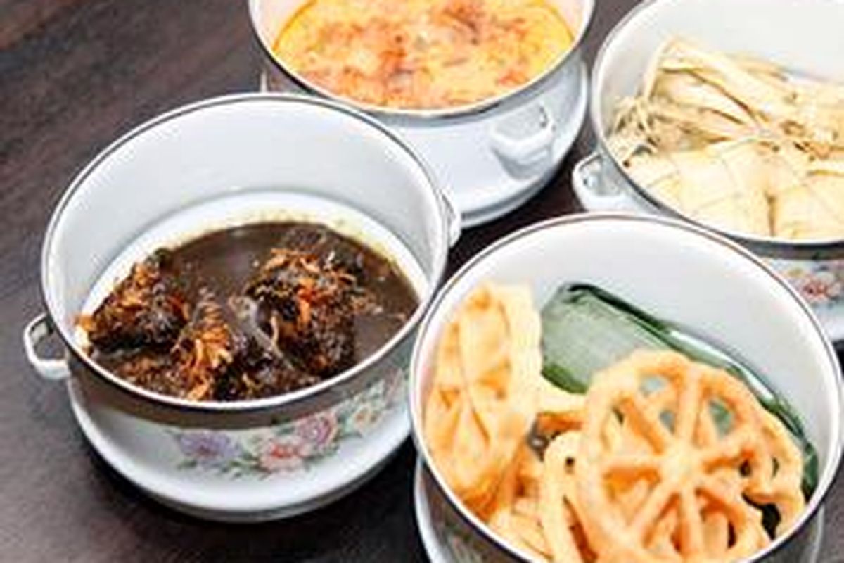 Semur Betawi, terbuat dari daging kerbau disajikan dengan ketupat dan siraman sayur sambal godok.