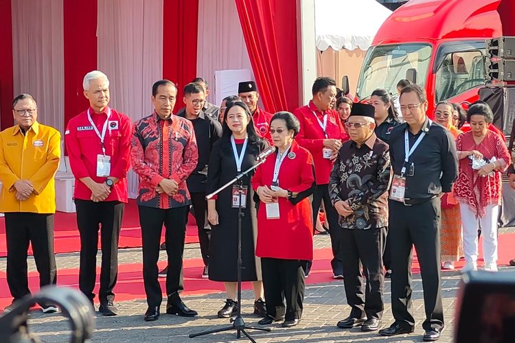 Peluncuran mobil bioskop keliling di acara pembukaan Rakernas IV PDI-P oleh Ketua Umum PDI-P Megawati Soekarnoputri didampingi oleh Presiden Joko Widodo dan bacapres Ganjar Pranowo, Jumat (29/9/2023).