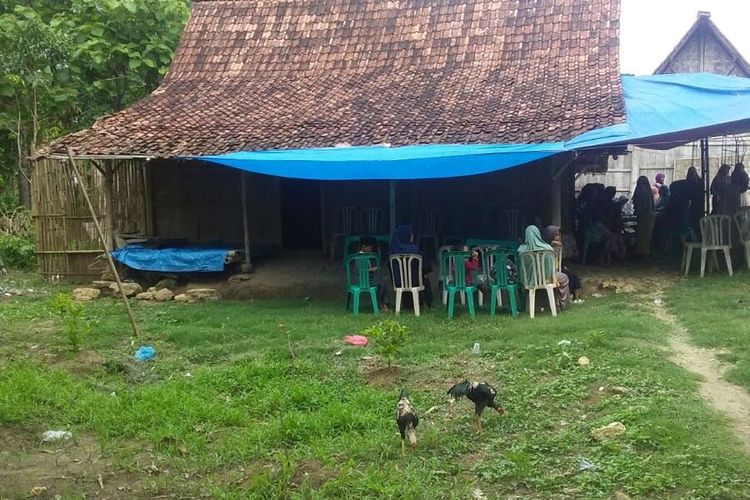 Suasana rumah duka korban KKB, Triyono (37) di Desa Wates, Kecamatan Kedungjati, Kabupaten Grobogan, Jawa Tengah, Senin (27/11/2023).